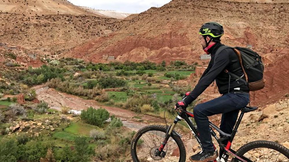 En selle dans la vallée de l’Ounila, l’ancienne route des caravanes, avec ses hameaux faisant corps avec la roche. © Mathilde Giard